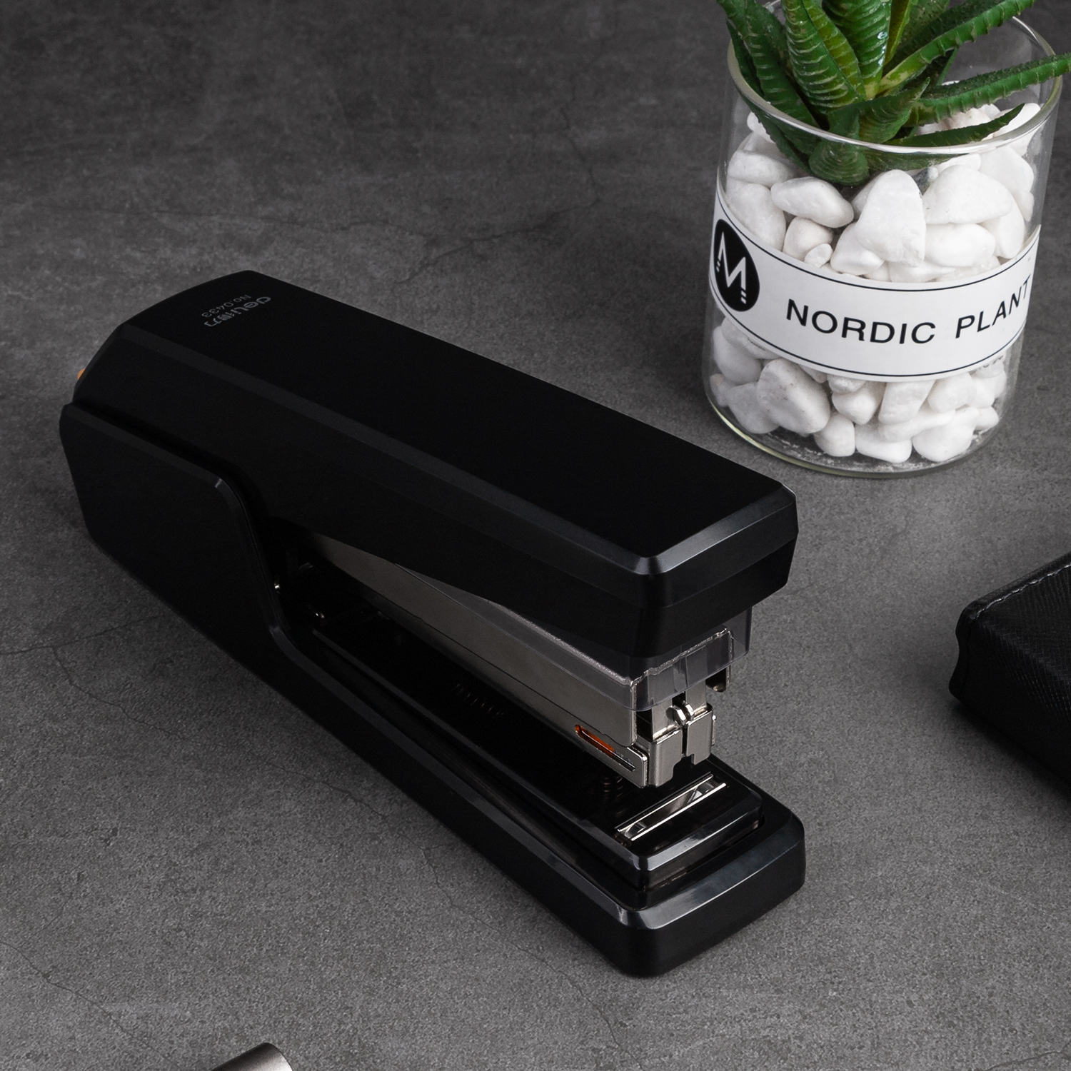 Deli-E0433S Effortless Stapler Set
