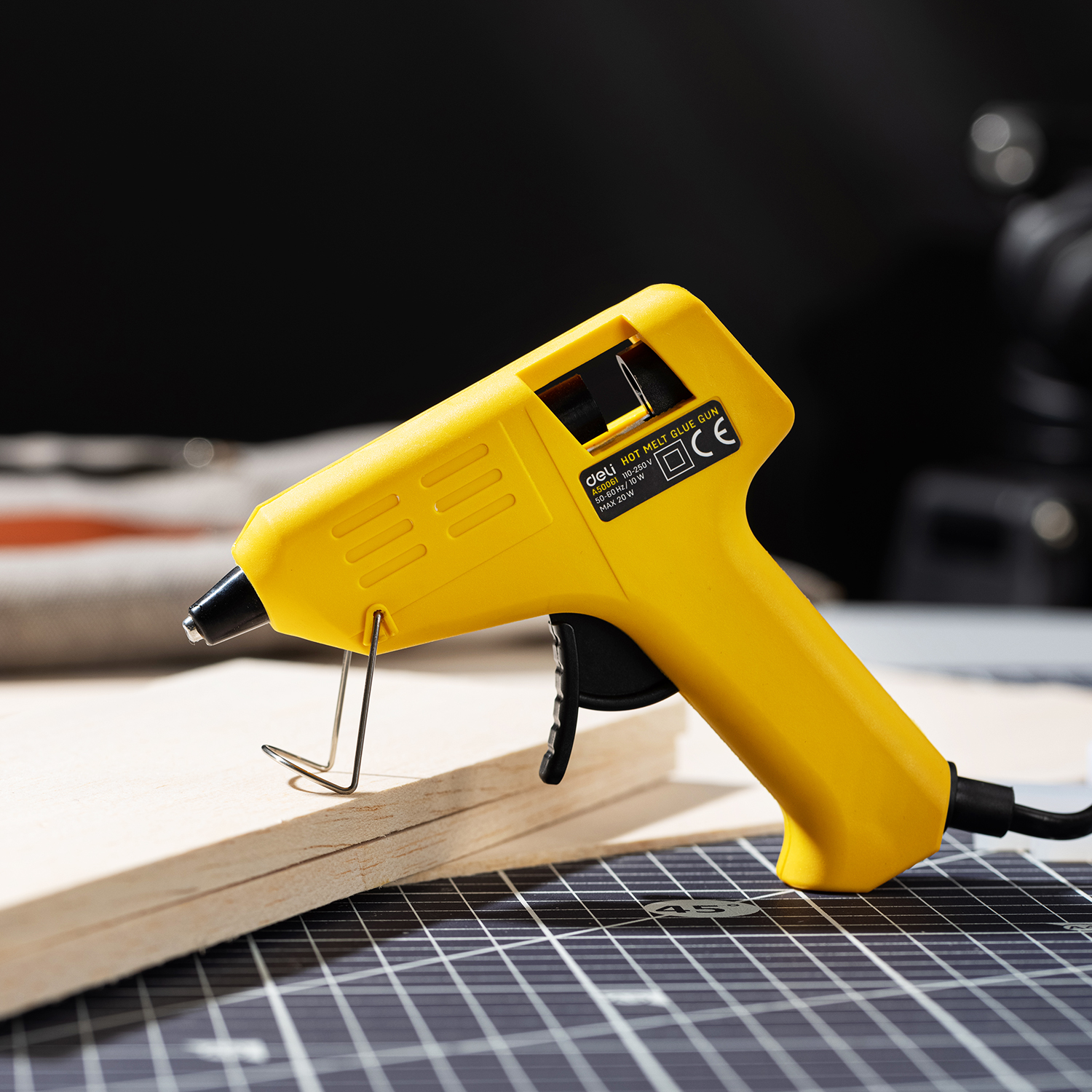 Deli-EA50061 Hot Melt Glue Gun