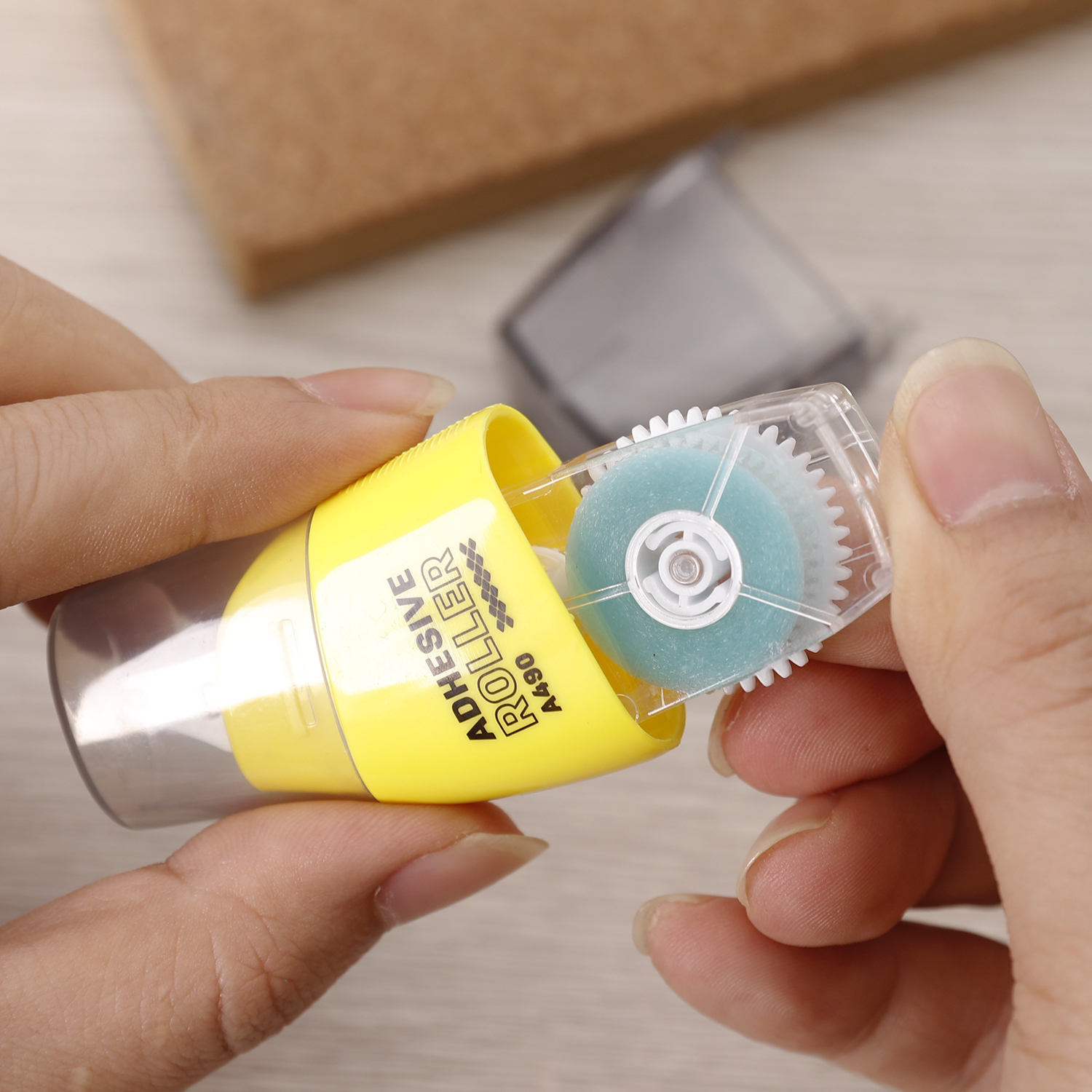 Deli-EA49112 Adhesive Roller